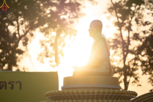 ภาพ No.207129:พิธีจุดประทีปถวายเป็นพุทธบูชา และบูชาธรรมมหาปูชนียาจารย์ ณ วัดโบสถ์(บน) ตำบลบางคูเวียง อำเภอบางกรวย จังหวัดนนทบุรี ในโครงการธรรมยาตรา กตัญญูบูชา มหาปูชนียาจารย์ พระมงคลเทพมุนี(สด จนฺทสโร) พระผู้ปราบมาร อนุสรณ์สถาน 7 แห่ง ปีที่ 13 วันที่ 18 มกราคม พ.ศ. 25