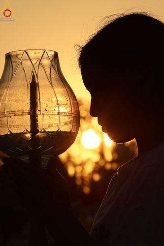 ภาพ No.207131:พิธีจุดประทีปถวายเป็นพุทธบูชา และบูชาธรรมมหาปูชนียาจารย์ ณ วัดโบสถ์(บน) ตำบลบางคูเวียง อำเภอบางกรวย จังหวัดนนทบุรี ในโครงการธรรมยาตรา กตัญญูบูชา มหาปูชนียาจารย์ พระมงคลเทพมุนี(สด จนฺทสโร) พระผู้ปราบมาร อนุสรณ์สถาน 7 แห่ง ปีที่ 13 วันที่ 18 มกราคม พ.ศ. 25