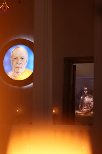 ภาพ No.207132:พิธีจุดประทีปถวายเป็นพุทธบูชา และบูชาธรรมมหาปูชนียาจารย์ ณ วัดโบสถ์(บน) ตำบลบางคูเวียง อำเภอบางกรวย จังหวัดนนทบุรี ในโครงการธรรมยาตรา กตัญญูบูชา มหาปูชนียาจารย์ พระมงคลเทพมุนี(สด จนฺทสโร) พระผู้ปราบมาร อนุสรณ์สถาน 7 แห่ง ปีที่ 13 วันที่ 18 มกราคม พ.ศ. 25