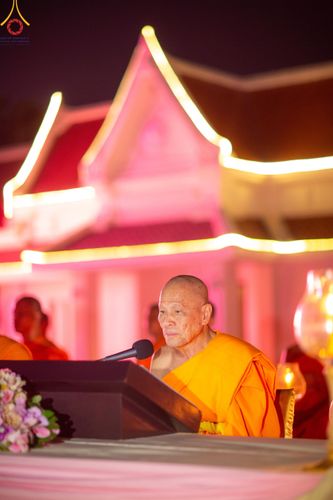 ภาพ No.207133:พิธีจุดประทีปถวายเป็นพุทธบูชา และบูชาธรรมมหาปูชนียาจารย์ ณ วัดโบสถ์(บน) ตำบลบางคูเวียง อำเภอบางกรวย จังหวัดนนทบุรี ในโครงการธรรมยาตรา กตัญญูบูชา มหาปูชนียาจารย์ พระมงคลเทพมุนี(สด จนฺทสโร) พระผู้ปราบมาร อนุสรณ์สถาน 7 แห่ง ปีที่ 13 วันที่ 18 มกราคม พ.ศ. 25