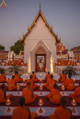 ภาพ No.207134:พิธีจุดประทีปถวายเป็นพุทธบูชา และบูชาธรรมมหาปูชนียาจารย์ ณ วัดโบสถ์(บน) ตำบลบางคูเวียง อำเภอบางกรวย จังหวัดนนทบุรี ในโครงการธรรมยาตรา กตัญญูบูชา มหาปูชนียาจารย์ พระมงคลเทพมุนี(สด จนฺทสโร) พระผู้ปราบมาร อนุสรณ์สถาน 7 แห่ง ปีที่ 13 วันที่ 18 มกราคม พ.ศ. 25