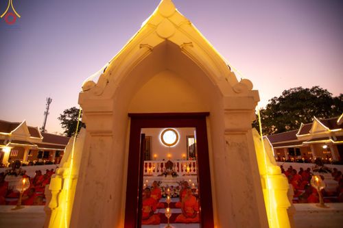 ภาพ No.207136:พิธีจุดประทีปถวายเป็นพุทธบูชา และบูชาธรรมมหาปูชนียาจารย์ ณ วัดโบสถ์(บน) ตำบลบางคูเวียง อำเภอบางกรวย จังหวัดนนทบุรี ในโครงการธรรมยาตรา กตัญญูบูชา มหาปูชนียาจารย์ พระมงคลเทพมุนี(สด จนฺทสโร) พระผู้ปราบมาร อนุสรณ์สถาน 7 แห่ง ปีที่ 13 วันที่ 18 มกราคม พ.ศ. 25