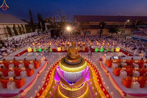 ภาพ No.207139:พิธีจุดประทีปถวายเป็นพุทธบูชา และบูชาธรรมมหาปูชนียาจารย์ ณ วัดโบสถ์(บน) ตำบลบางคูเวียง อำเภอบางกรวย จังหวัดนนทบุรี ในโครงการธรรมยาตรา กตัญญูบูชา มหาปูชนียาจารย์ พระมงคลเทพมุนี(สด จนฺทสโร) พระผู้ปราบมาร อนุสรณ์สถาน 7 แห่ง ปีที่ 13 วันที่ 18 มกราคม พ.ศ. 25