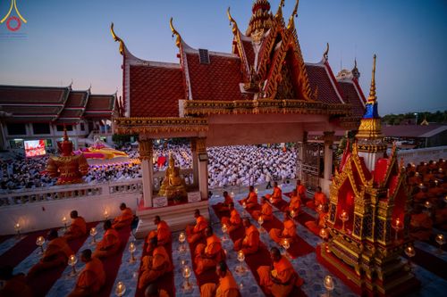 ภาพ No.207141:พิธีจุดประทีปถวายเป็นพุทธบูชา และบูชาธรรมมหาปูชนียาจารย์ ณ วัดโบสถ์(บน) ตำบลบางคูเวียง อำเภอบางกรวย จังหวัดนนทบุรี ในโครงการธรรมยาตรา กตัญญูบูชา มหาปูชนียาจารย์ พระมงคลเทพมุนี(สด จนฺทสโร) พระผู้ปราบมาร อนุสรณ์สถาน 7 แห่ง ปีที่ 13 วันที่ 18 มกราคม พ.ศ. 25