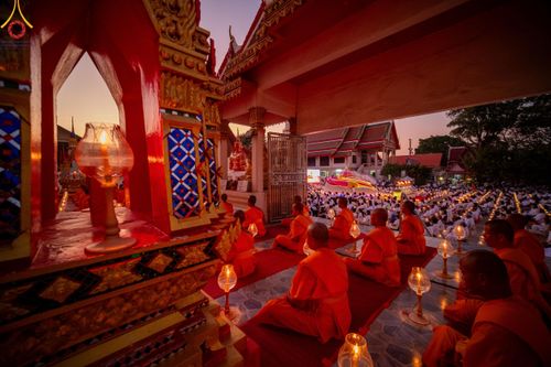 ภาพ No.207142:พิธีจุดประทีปถวายเป็นพุทธบูชา และบูชาธรรมมหาปูชนียาจารย์ ณ วัดโบสถ์(บน) ตำบลบางคูเวียง อำเภอบางกรวย จังหวัดนนทบุรี ในโครงการธรรมยาตรา กตัญญูบูชา มหาปูชนียาจารย์ พระมงคลเทพมุนี(สด จนฺทสโร) พระผู้ปราบมาร อนุสรณ์สถาน 7 แห่ง ปีที่ 13 วันที่ 18 มกราคม พ.ศ. 25