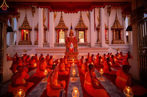 ภาพ No.207143:พิธีจุดประทีปถวายเป็นพุทธบูชา และบูชาธรรมมหาปูชนียาจารย์ ณ วัดโบสถ์(บน) ตำบลบางคูเวียง อำเภอบางกรวย จังหวัดนนทบุรี ในโครงการธรรมยาตรา กตัญญูบูชา มหาปูชนียาจารย์ พระมงคลเทพมุนี(สด จนฺทสโร) พระผู้ปราบมาร อนุสรณ์สถาน 7 แห่ง ปีที่ 13 วันที่ 18 มกราคม พ.ศ. 25