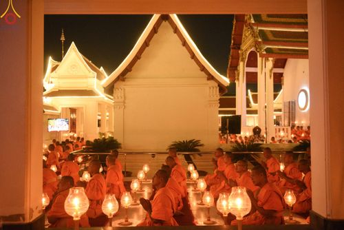 ภาพ No.207144:พิธีจุดประทีปถวายเป็นพุทธบูชา และบูชาธรรมมหาปูชนียาจารย์ ณ วัดโบสถ์(บน) ตำบลบางคูเวียง อำเภอบางกรวย จังหวัดนนทบุรี ในโครงการธรรมยาตรา กตัญญูบูชา มหาปูชนียาจารย์ พระมงคลเทพมุนี(สด จนฺทสโร) พระผู้ปราบมาร อนุสรณ์สถาน 7 แห่ง ปีที่ 13 วันที่ 18 มกราคม พ.ศ. 25