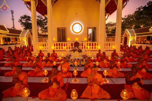 ภาพ No.207145:พิธีจุดประทีปถวายเป็นพุทธบูชา และบูชาธรรมมหาปูชนียาจารย์ ณ วัดโบสถ์(บน) ตำบลบางคูเวียง อำเภอบางกรวย จังหวัดนนทบุรี ในโครงการธรรมยาตรา กตัญญูบูชา มหาปูชนียาจารย์ พระมงคลเทพมุนี(สด จนฺทสโร) พระผู้ปราบมาร อนุสรณ์สถาน 7 แห่ง ปีที่ 13 วันที่ 18 มกราคม พ.ศ. 25