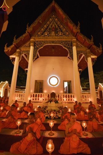 ภาพ No.207146:พิธีจุดประทีปถวายเป็นพุทธบูชา และบูชาธรรมมหาปูชนียาจารย์ ณ วัดโบสถ์(บน) ตำบลบางคูเวียง อำเภอบางกรวย จังหวัดนนทบุรี ในโครงการธรรมยาตรา กตัญญูบูชา มหาปูชนียาจารย์ พระมงคลเทพมุนี(สด จนฺทสโร) พระผู้ปราบมาร อนุสรณ์สถาน 7 แห่ง ปีที่ 13 วันที่ 18 มกราคม พ.ศ. 25