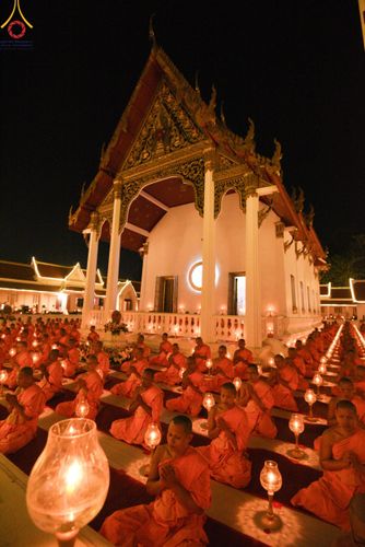 ภาพ No.207147:พิธีจุดประทีปถวายเป็นพุทธบูชา และบูชาธรรมมหาปูชนียาจารย์ ณ วัดโบสถ์(บน) ตำบลบางคูเวียง อำเภอบางกรวย จังหวัดนนทบุรี ในโครงการธรรมยาตรา กตัญญูบูชา มหาปูชนียาจารย์ พระมงคลเทพมุนี(สด จนฺทสโร) พระผู้ปราบมาร อนุสรณ์สถาน 7 แห่ง ปีที่ 13 วันที่ 18 มกราคม พ.ศ. 25