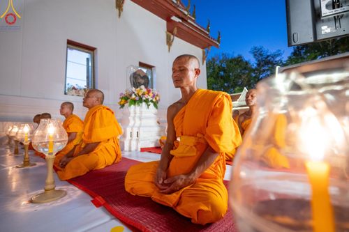 ภาพ No.207149:พิธีจุดประทีปถวายเป็นพุทธบูชา และบูชาธรรมมหาปูชนียาจารย์ ณ วัดโบสถ์(บน) ตำบลบางคูเวียง อำเภอบางกรวย จังหวัดนนทบุรี ในโครงการธรรมยาตรา กตัญญูบูชา มหาปูชนียาจารย์ พระมงคลเทพมุนี(สด จนฺทสโร) พระผู้ปราบมาร อนุสรณ์สถาน 7 แห่ง ปีที่ 13 วันที่ 18 มกราคม พ.ศ. 25