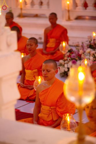 ภาพ No.207151:พิธีจุดประทีปถวายเป็นพุทธบูชา และบูชาธรรมมหาปูชนียาจารย์ ณ วัดโบสถ์(บน) ตำบลบางคูเวียง อำเภอบางกรวย จังหวัดนนทบุรี ในโครงการธรรมยาตรา กตัญญูบูชา มหาปูชนียาจารย์ พระมงคลเทพมุนี(สด จนฺทสโร) พระผู้ปราบมาร อนุสรณ์สถาน 7 แห่ง ปีที่ 13 วันที่ 18 มกราคม พ.ศ. 25