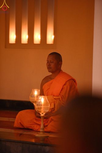 ภาพ No.207152:พิธีจุดประทีปถวายเป็นพุทธบูชา และบูชาธรรมมหาปูชนียาจารย์ ณ วัดโบสถ์(บน) ตำบลบางคูเวียง อำเภอบางกรวย จังหวัดนนทบุรี ในโครงการธรรมยาตรา กตัญญูบูชา มหาปูชนียาจารย์ พระมงคลเทพมุนี(สด จนฺทสโร) พระผู้ปราบมาร อนุสรณ์สถาน 7 แห่ง ปีที่ 13 วันที่ 18 มกราคม พ.ศ. 25