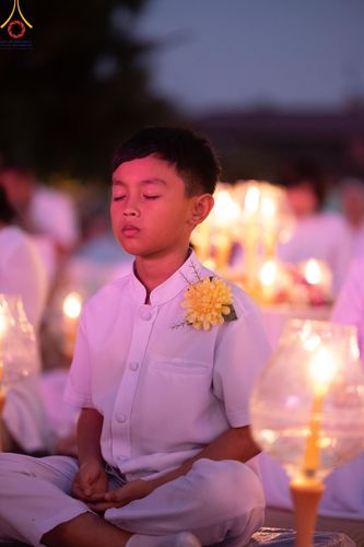 ภาพ No.207153:พิธีจุดประทีปถวายเป็นพุทธบูชา และบูชาธรรมมหาปูชนียาจารย์ ณ วัดโบสถ์(บน) ตำบลบางคูเวียง อำเภอบางกรวย จังหวัดนนทบุรี ในโครงการธรรมยาตรา กตัญญูบูชา มหาปูชนียาจารย์ พระมงคลเทพมุนี(สด จนฺทสโร) พระผู้ปราบมาร อนุสรณ์สถาน 7 แห่ง ปีที่ 13 วันที่ 18 มกราคม พ.ศ. 25