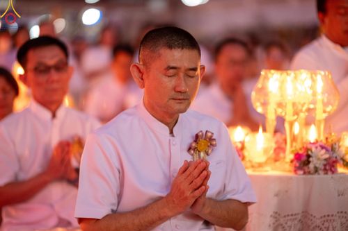 ภาพ No.207157:พิธีจุดประทีปถวายเป็นพุทธบูชา และบูชาธรรมมหาปูชนียาจารย์ ณ วัดโบสถ์(บน) ตำบลบางคูเวียง อำเภอบางกรวย จังหวัดนนทบุรี ในโครงการธรรมยาตรา กตัญญูบูชา มหาปูชนียาจารย์ พระมงคลเทพมุนี(สด จนฺทสโร) พระผู้ปราบมาร อนุสรณ์สถาน 7 แห่ง ปีที่ 13 วันที่ 18 มกราคม พ.ศ. 25