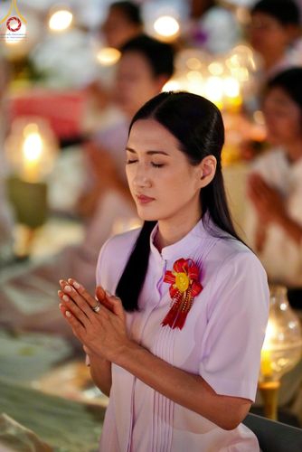 ภาพ No.207159:พิธีจุดประทีปถวายเป็นพุทธบูชา และบูชาธรรมมหาปูชนียาจารย์ ณ วัดโบสถ์(บน) ตำบลบางคูเวียง อำเภอบางกรวย จังหวัดนนทบุรี ในโครงการธรรมยาตรา กตัญญูบูชา มหาปูชนียาจารย์ พระมงคลเทพมุนี(สด จนฺทสโร) พระผู้ปราบมาร อนุสรณ์สถาน 7 แห่ง ปีที่ 13 วันที่ 18 มกราคม พ.ศ. 25