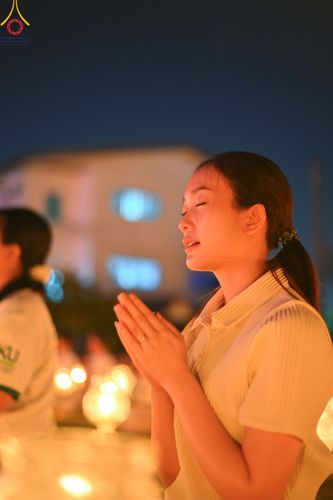 ภาพ No.207160:พิธีจุดประทีปถวายเป็นพุทธบูชา และบูชาธรรมมหาปูชนียาจารย์ ณ วัดโบสถ์(บน) ตำบลบางคูเวียง อำเภอบางกรวย จังหวัดนนทบุรี ในโครงการธรรมยาตรา กตัญญูบูชา มหาปูชนียาจารย์ พระมงคลเทพมุนี(สด จนฺทสโร) พระผู้ปราบมาร อนุสรณ์สถาน 7 แห่ง ปีที่ 13 วันที่ 18 มกราคม พ.ศ. 25