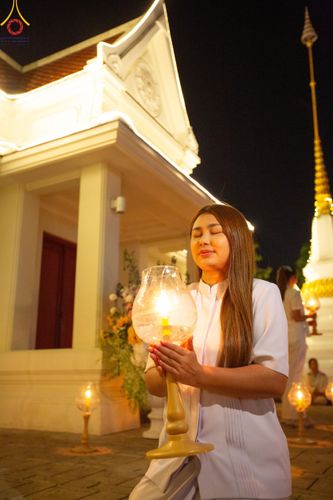 ภาพ No.207161:พิธีจุดประทีปถวายเป็นพุทธบูชา และบูชาธรรมมหาปูชนียาจารย์ ณ วัดโบสถ์(บน) ตำบลบางคูเวียง อำเภอบางกรวย จังหวัดนนทบุรี ในโครงการธรรมยาตรา กตัญญูบูชา มหาปูชนียาจารย์ พระมงคลเทพมุนี(สด จนฺทสโร) พระผู้ปราบมาร อนุสรณ์สถาน 7 แห่ง ปีที่ 13 วันที่ 18 มกราคม พ.ศ. 25