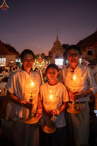 ภาพ No.207163:พิธีจุดประทีปถวายเป็นพุทธบูชา และบูชาธรรมมหาปูชนียาจารย์ ณ วัดโบสถ์(บน) ตำบลบางคูเวียง อำเภอบางกรวย จังหวัดนนทบุรี ในโครงการธรรมยาตรา กตัญญูบูชา มหาปูชนียาจารย์ พระมงคลเทพมุนี(สด จนฺทสโร) พระผู้ปราบมาร อนุสรณ์สถาน 7 แห่ง ปีที่ 13 วันที่ 18 มกราคม พ.ศ. 25