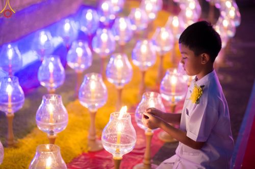 ภาพ No.207164:พิธีจุดประทีปถวายเป็นพุทธบูชา และบูชาธรรมมหาปูชนียาจารย์ ณ วัดโบสถ์(บน) ตำบลบางคูเวียง อำเภอบางกรวย จังหวัดนนทบุรี ในโครงการธรรมยาตรา กตัญญูบูชา มหาปูชนียาจารย์ พระมงคลเทพมุนี(สด จนฺทสโร) พระผู้ปราบมาร อนุสรณ์สถาน 7 แห่ง ปีที่ 13 วันที่ 18 มกราคม พ.ศ. 25