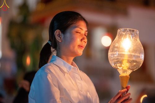 ภาพ No.207165:พิธีจุดประทีปถวายเป็นพุทธบูชา และบูชาธรรมมหาปูชนียาจารย์ ณ วัดโบสถ์(บน) ตำบลบางคูเวียง อำเภอบางกรวย จังหวัดนนทบุรี ในโครงการธรรมยาตรา กตัญญูบูชา มหาปูชนียาจารย์ พระมงคลเทพมุนี(สด จนฺทสโร) พระผู้ปราบมาร อนุสรณ์สถาน 7 แห่ง ปีที่ 13 วันที่ 18 มกราคม พ.ศ. 25