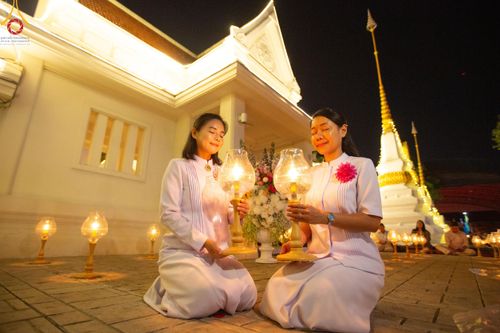 ภาพ No.207167:พิธีจุดประทีปถวายเป็นพุทธบูชา และบูชาธรรมมหาปูชนียาจารย์ ณ วัดโบสถ์(บน) ตำบลบางคูเวียง อำเภอบางกรวย จังหวัดนนทบุรี ในโครงการธรรมยาตรา กตัญญูบูชา มหาปูชนียาจารย์ พระมงคลเทพมุนี(สด จนฺทสโร) พระผู้ปราบมาร อนุสรณ์สถาน 7 แห่ง ปีที่ 13 วันที่ 18 มกราคม พ.ศ. 25