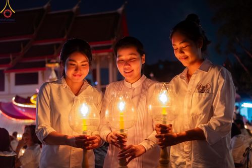 ภาพ No.207168:พิธีจุดประทีปถวายเป็นพุทธบูชา และบูชาธรรมมหาปูชนียาจารย์ ณ วัดโบสถ์(บน) ตำบลบางคูเวียง อำเภอบางกรวย จังหวัดนนทบุรี ในโครงการธรรมยาตรา กตัญญูบูชา มหาปูชนียาจารย์ พระมงคลเทพมุนี(สด จนฺทสโร) พระผู้ปราบมาร อนุสรณ์สถาน 7 แห่ง ปีที่ 13 วันที่ 18 มกราคม พ.ศ. 25