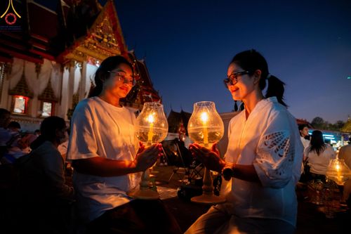 ภาพ No.207169:พิธีจุดประทีปถวายเป็นพุทธบูชา และบูชาธรรมมหาปูชนียาจารย์ ณ วัดโบสถ์(บน) ตำบลบางคูเวียง อำเภอบางกรวย จังหวัดนนทบุรี ในโครงการธรรมยาตรา กตัญญูบูชา มหาปูชนียาจารย์ พระมงคลเทพมุนี(สด จนฺทสโร) พระผู้ปราบมาร อนุสรณ์สถาน 7 แห่ง ปีที่ 13 วันที่ 18 มกราคม พ.ศ. 25