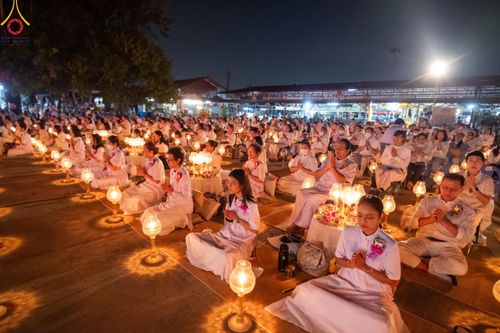 ภาพ No.207171:พิธีจุดประทีปถวายเป็นพุทธบูชา และบูชาธรรมมหาปูชนียาจารย์ ณ วัดโบสถ์(บน) ตำบลบางคูเวียง อำเภอบางกรวย จังหวัดนนทบุรี ในโครงการธรรมยาตรา กตัญญูบูชา มหาปูชนียาจารย์ พระมงคลเทพมุนี(สด จนฺทสโร) พระผู้ปราบมาร อนุสรณ์สถาน 7 แห่ง ปีที่ 13 วันที่ 18 มกราคม พ.ศ. 25