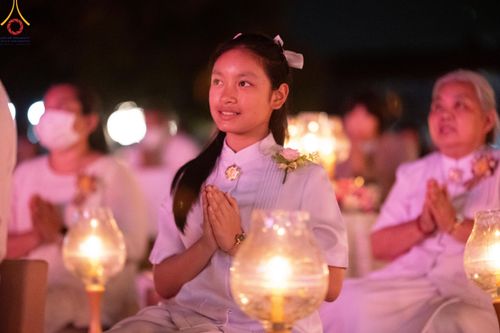 ภาพ No.207172:พิธีจุดประทีปถวายเป็นพุทธบูชา และบูชาธรรมมหาปูชนียาจารย์ ณ วัดโบสถ์(บน) ตำบลบางคูเวียง อำเภอบางกรวย จังหวัดนนทบุรี ในโครงการธรรมยาตรา กตัญญูบูชา มหาปูชนียาจารย์ พระมงคลเทพมุนี(สด จนฺทสโร) พระผู้ปราบมาร อนุสรณ์สถาน 7 แห่ง ปีที่ 13 วันที่ 18 มกราคม พ.ศ. 25