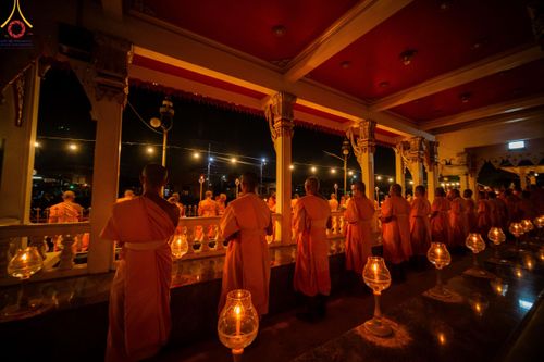 ภาพ No.207173:พิธีจุดประทีปถวายเป็นพุทธบูชา และบูชาธรรมมหาปูชนียาจารย์ ณ วัดโบสถ์(บน) ตำบลบางคูเวียง อำเภอบางกรวย จังหวัดนนทบุรี ในโครงการธรรมยาตรา กตัญญูบูชา มหาปูชนียาจารย์ พระมงคลเทพมุนี(สด จนฺทสโร) พระผู้ปราบมาร อนุสรณ์สถาน 7 แห่ง ปีที่ 13 วันที่ 18 มกราคม พ.ศ. 25