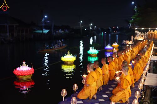 ภาพ No.207175:พิธีจุดประทีปถวายเป็นพุทธบูชา และบูชาธรรมมหาปูชนียาจารย์ ณ วัดโบสถ์(บน) ตำบลบางคูเวียง อำเภอบางกรวย จังหวัดนนทบุรี ในโครงการธรรมยาตรา กตัญญูบูชา มหาปูชนียาจารย์ พระมงคลเทพมุนี(สด จนฺทสโร) พระผู้ปราบมาร อนุสรณ์สถาน 7 แห่ง ปีที่ 13 วันที่ 18 มกราคม พ.ศ. 25