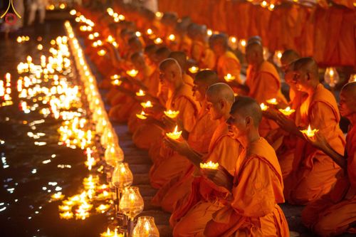 ภาพ No.207177:พิธีจุดประทีปถวายเป็นพุทธบูชา และบูชาธรรมมหาปูชนียาจารย์ ณ วัดโบสถ์(บน) ตำบลบางคูเวียง อำเภอบางกรวย จังหวัดนนทบุรี ในโครงการธรรมยาตรา กตัญญูบูชา มหาปูชนียาจารย์ พระมงคลเทพมุนี(สด จนฺทสโร) พระผู้ปราบมาร อนุสรณ์สถาน 7 แห่ง ปีที่ 13 วันที่ 18 มกราคม พ.ศ. 25