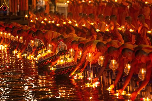 ภาพ No.207178:พิธีจุดประทีปถวายเป็นพุทธบูชา และบูชาธรรมมหาปูชนียาจารย์ ณ วัดโบสถ์(บน) ตำบลบางคูเวียง อำเภอบางกรวย จังหวัดนนทบุรี ในโครงการธรรมยาตรา กตัญญูบูชา มหาปูชนียาจารย์ พระมงคลเทพมุนี(สด จนฺทสโร) พระผู้ปราบมาร อนุสรณ์สถาน 7 แห่ง ปีที่ 13 วันที่ 18 มกราคม พ.ศ. 25