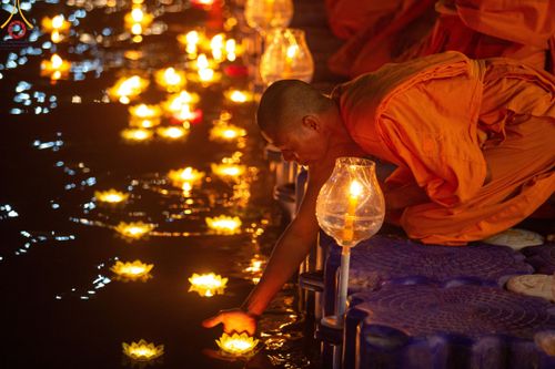 ภาพ No.207179:พิธีจุดประทีปถวายเป็นพุทธบูชา และบูชาธรรมมหาปูชนียาจารย์ ณ วัดโบสถ์(บน) ตำบลบางคูเวียง อำเภอบางกรวย จังหวัดนนทบุรี ในโครงการธรรมยาตรา กตัญญูบูชา มหาปูชนียาจารย์ พระมงคลเทพมุนี(สด จนฺทสโร) พระผู้ปราบมาร อนุสรณ์สถาน 7 แห่ง ปีที่ 13 วันที่ 18 มกราคม พ.ศ. 25