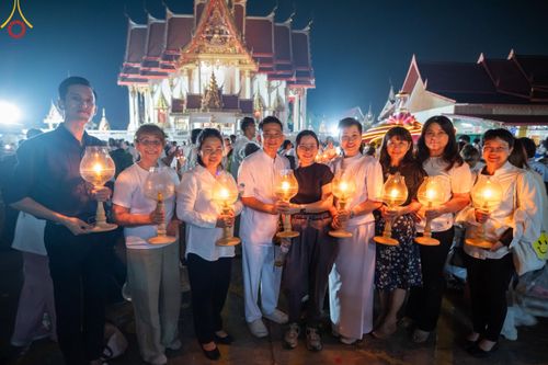ภาพ No.207180:พิธีจุดประทีปถวายเป็นพุทธบูชา และบูชาธรรมมหาปูชนียาจารย์ ณ วัดโบสถ์(บน) ตำบลบางคูเวียง อำเภอบางกรวย จังหวัดนนทบุรี ในโครงการธรรมยาตรา กตัญญูบูชา มหาปูชนียาจารย์ พระมงคลเทพมุนี(สด จนฺทสโร) พระผู้ปราบมาร อนุสรณ์สถาน 7 แห่ง ปีที่ 13 วันที่ 18 มกราคม พ.ศ. 25