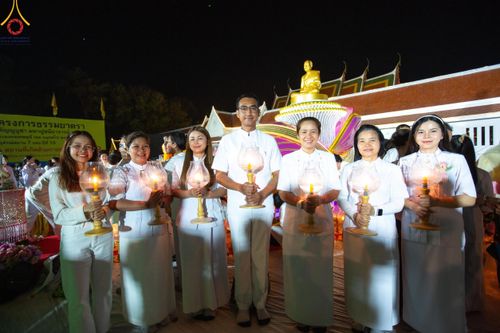 ภาพ No.207181:พิธีจุดประทีปถวายเป็นพุทธบูชา และบูชาธรรมมหาปูชนียาจารย์ ณ วัดโบสถ์(บน) ตำบลบางคูเวียง อำเภอบางกรวย จังหวัดนนทบุรี ในโครงการธรรมยาตรา กตัญญูบูชา มหาปูชนียาจารย์ พระมงคลเทพมุนี(สด จนฺทสโร) พระผู้ปราบมาร อนุสรณ์สถาน 7 แห่ง ปีที่ 13 วันที่ 18 มกราคม พ.ศ. 25