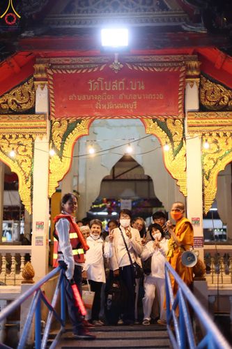 ภาพ No.207182:พิธีจุดประทีปถวายเป็นพุทธบูชา และบูชาธรรมมหาปูชนียาจารย์ ณ วัดโบสถ์(บน) ตำบลบางคูเวียง อำเภอบางกรวย จังหวัดนนทบุรี ในโครงการธรรมยาตรา กตัญญูบูชา มหาปูชนียาจารย์ พระมงคลเทพมุนี(สด จนฺทสโร) พระผู้ปราบมาร อนุสรณ์สถาน 7 แห่ง ปีที่ 13 วันที่ 18 มกราคม พ.ศ. 25