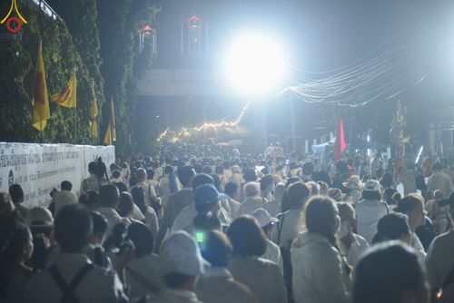 ภาพ No.207183:พิธีจุดประทีปถวายเป็นพุทธบูชา และบูชาธรรมมหาปูชนียาจารย์ ณ วัดโบสถ์(บน) ตำบลบางคูเวียง อำเภอบางกรวย จังหวัดนนทบุรี ในโครงการธรรมยาตรา กตัญญูบูชา มหาปูชนียาจารย์ พระมงคลเทพมุนี(สด จนฺทสโร) พระผู้ปราบมาร อนุสรณ์สถาน 7 แห่ง ปีที่ 13 วันที่ 18 มกราคม พ.ศ. 25