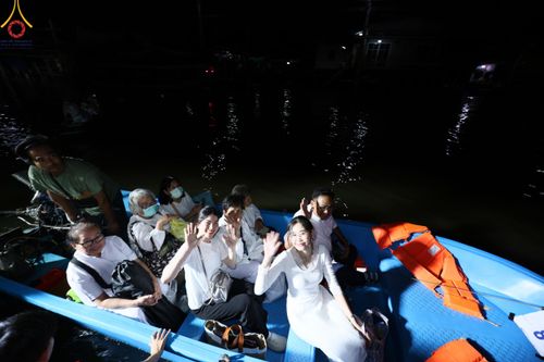 ภาพ No.207184:พิธีจุดประทีปถวายเป็นพุทธบูชา และบูชาธรรมมหาปูชนียาจารย์ ณ วัดโบสถ์(บน) ตำบลบางคูเวียง อำเภอบางกรวย จังหวัดนนทบุรี ในโครงการธรรมยาตรา กตัญญูบูชา มหาปูชนียาจารย์ พระมงคลเทพมุนี(สด จนฺทสโร) พระผู้ปราบมาร อนุสรณ์สถาน 7 แห่ง ปีที่ 13 วันที่ 18 มกราคม พ.ศ. 25