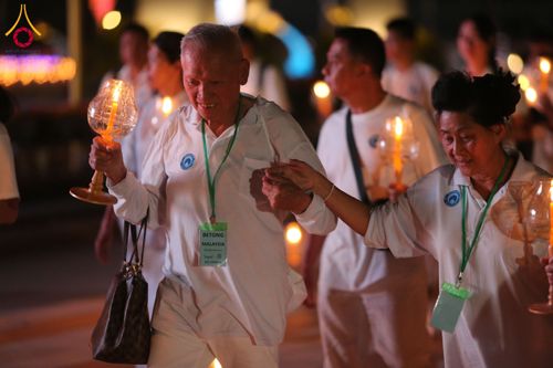 ภาพ No.207838:พิธีเวียนประทักษิณและจุดมาฆประทีป ในวันมาฆบูชา วันพุธที่ 12 กุมภาพันธ์ พ.ศ. 2568 ณ พระมหาธรรมกายเจดีย์ วัดพระธรรมกาย