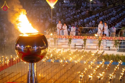 ภาพ No.207861:พิธีเวียนประทักษิณและจุดมาฆประทีป ในวันมาฆบูชา วันพุธที่ 12 กุมภาพันธ์ พ.ศ. 2568 ณ พระมหาธรรมกายเจดีย์ วัดพระธรรมกาย