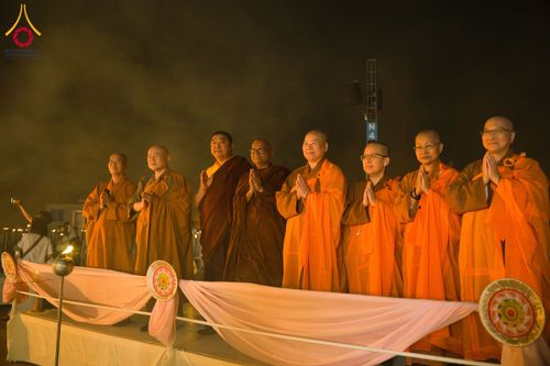 ภาพ No.207869:พิธีเวียนประทักษิณและจุดมาฆประทีป ในวันมาฆบูชา วันพุธที่ 12 กุมภาพันธ์ พ.ศ. 2568 ณ พระมหาธรรมกายเจดีย์ วัดพระธรรมกาย