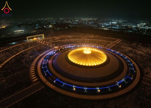 ภาพ No.207928:พิธีเวียนประทักษิณและจุดมาฆประทีป ในวันมาฆบูชา วันพุธที่ 12 กุมภาพันธ์ พ.ศ. 2568 ณ พระมหาธรรมกายเจดีย์ วัดพระธรรมกาย