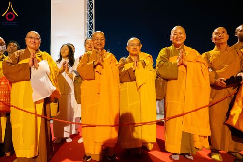 ภาพ No.207931:พิธีเวียนประทักษิณและจุดมาฆประทีป ในวันมาฆบูชา วันพุธที่ 12 กุมภาพันธ์ พ.ศ. 2568 ณ พระมหาธรรมกายเจดีย์ วัดพระธรรมกาย