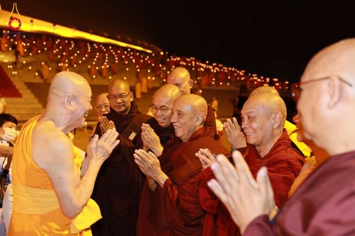 ภาพ No.207932:พิธีเวียนประทักษิณและจุดมาฆประทีป ในวันมาฆบูชา วันพุธที่ 12 กุมภาพันธ์ พ.ศ. 2568 ณ พระมหาธรรมกายเจดีย์ วัดพระธรรมกาย