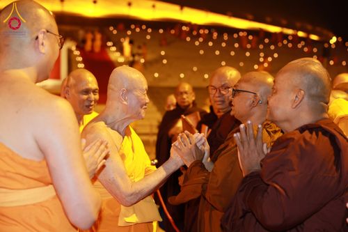 ภาพ No.207933:พิธีเวียนประทักษิณและจุดมาฆประทีป ในวันมาฆบูชา วันพุธที่ 12 กุมภาพันธ์ พ.ศ. 2568 ณ พระมหาธรรมกายเจดีย์ วัดพระธรรมกาย