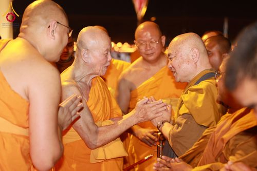 ภาพ No.207936:พิธีเวียนประทักษิณและจุดมาฆประทีป ในวันมาฆบูชา วันพุธที่ 12 กุมภาพันธ์ พ.ศ. 2568 ณ พระมหาธรรมกายเจดีย์ วัดพระธรรมกาย