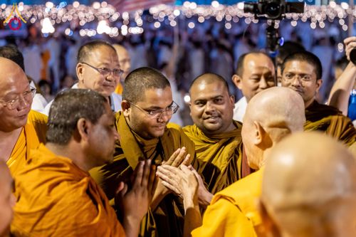 ภาพ No.207937:พิธีเวียนประทักษิณและจุดมาฆประทีป ในวันมาฆบูชา วันพุธที่ 12 กุมภาพันธ์ พ.ศ. 2568 ณ พระมหาธรรมกายเจดีย์ วัดพระธรรมกาย