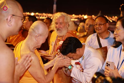 ภาพ No.207945:พิธีเวียนประทักษิณและจุดมาฆประทีป ในวันมาฆบูชา วันพุธที่ 12 กุมภาพันธ์ พ.ศ. 2568 ณ พระมหาธรรมกายเจดีย์ วัดพระธรรมกาย